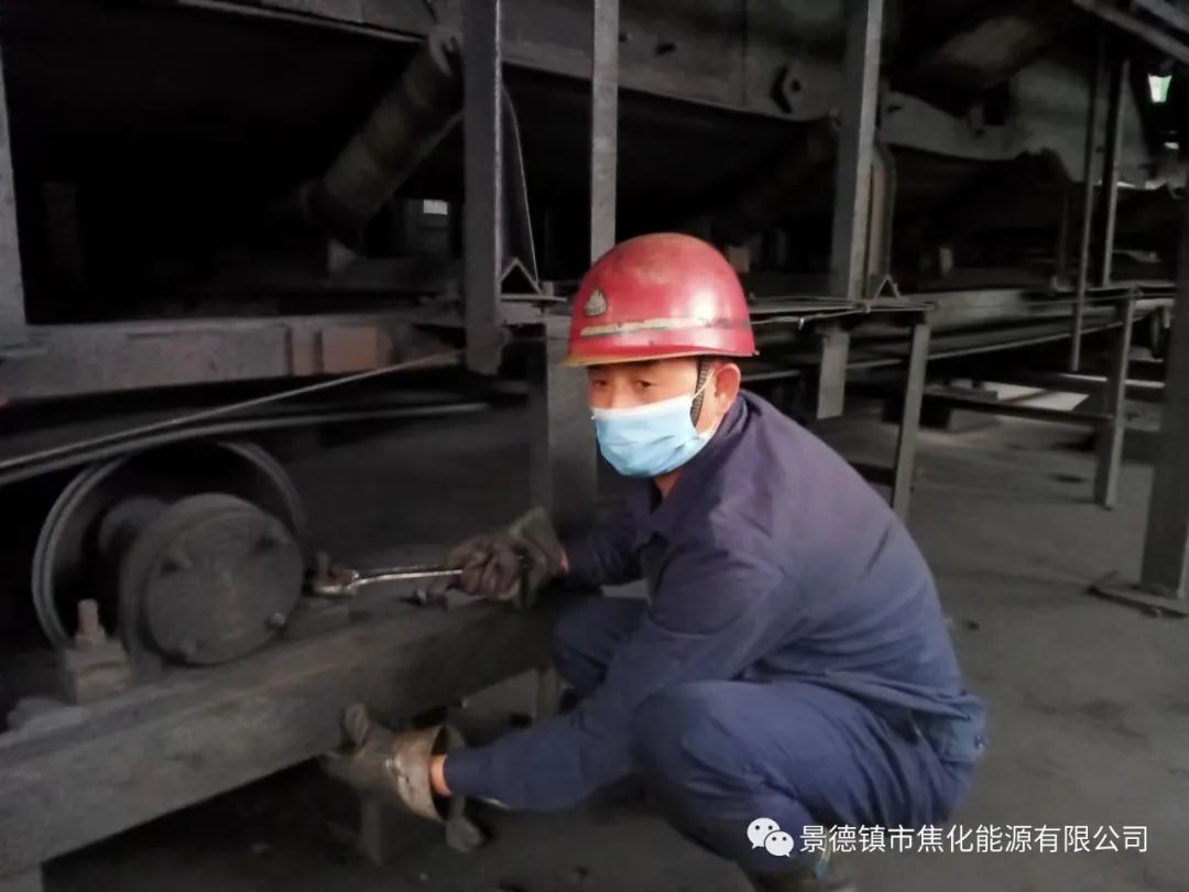 “老線這邊人手不夠，你們那邊有誰(shuí)可以過(guò)來(lái)支援？”“好的，我馬上來(lái)。”聽(tīng)到這個(gè)消息時(shí)，羅國(guó)安剛剛結(jié)束新線的維修工作，但他二話(huà)不說(shuō)，立即拿起維修包，投入到老線的維修工作當(dāng)中。每天工作10小時(shí)以上已經(jīng)成為抗疫期間的常態(tài)，雖然身體很疲憊，但是他沒(méi)有任何怨言，“確實(shí)很辛苦、很累，但現(xiàn)在正是特殊時(shí)期，只有保障公司生產(chǎn)經(jīng)營(yíng)“不斷檔”，我們生活才能“不斷線”，恰恰我所在的運(yùn)輸廠就是承擔(dān)著焦炭煤炭運(yùn)輸?shù)闹匾氊?zé)，所以我更應(yīng)該恪盡職守，保障好這些設(shè)備的穩(wěn)定運(yùn)行。”.jpg